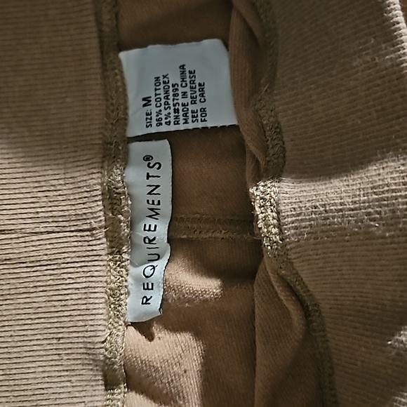 Requirements capri pants wide legs size medium and tan in color - Picture 4 of 5